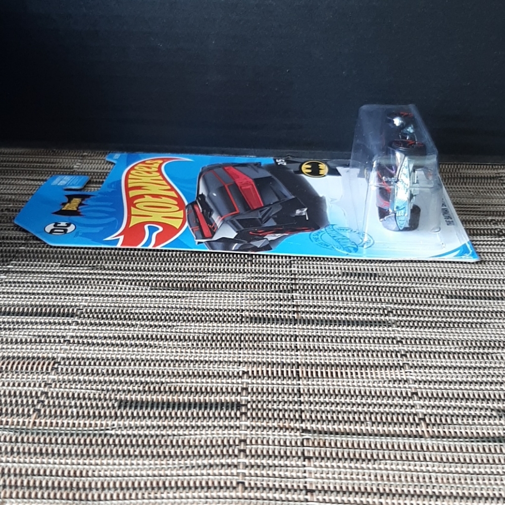 Hot Wheels DC Comics Batman Batmobile 2021 Batman Collection - Picture 4 of 7